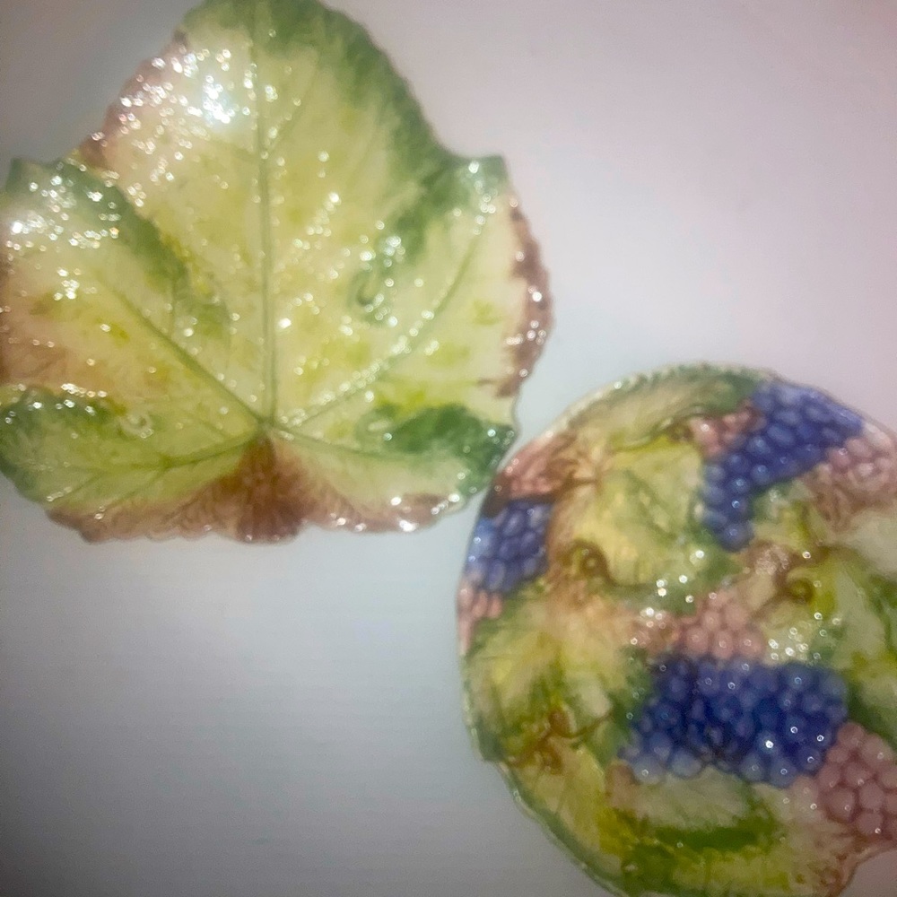 vintage 9 “ majolica grape and leaf  bowl 1’ Plate Marked GV On Bottom￼ Set Of 2